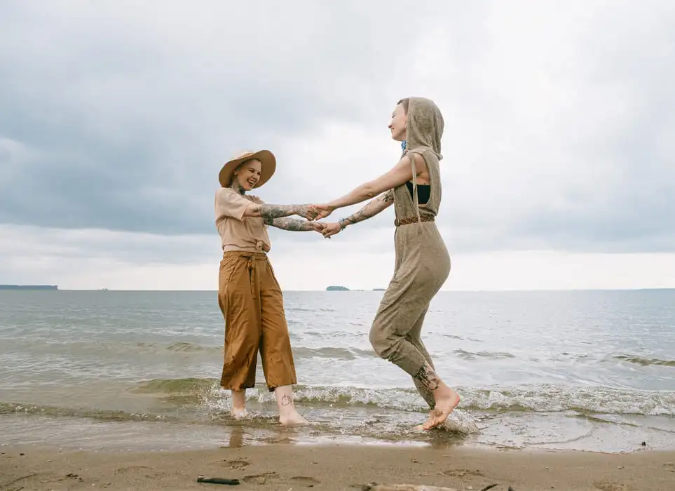 Femmes dansant en bord de plage